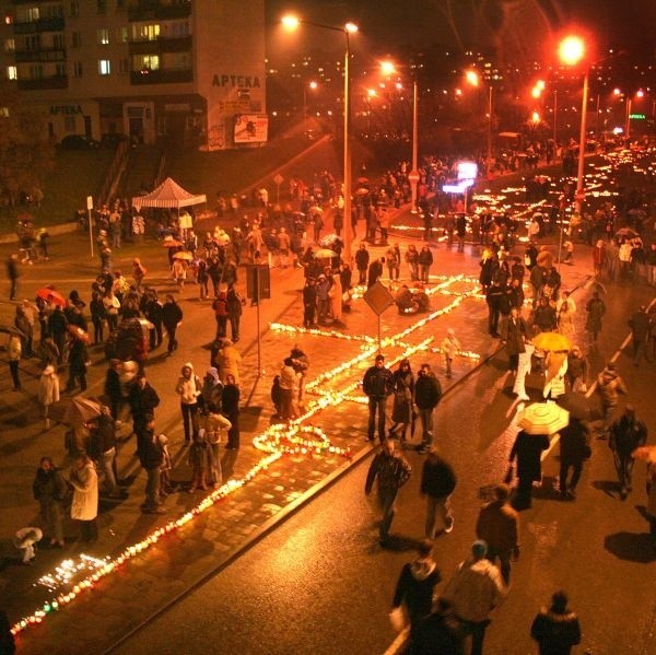Radomianie na uroczystości rocznicy 2 kwietnia przynieśli ze sobą znicze, które rozświetliły ulicę Jana Pawła II.