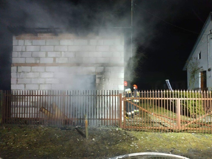 Strażacy gasili pożar domu w Dąbrówce. Cały budynek był w płomieniach