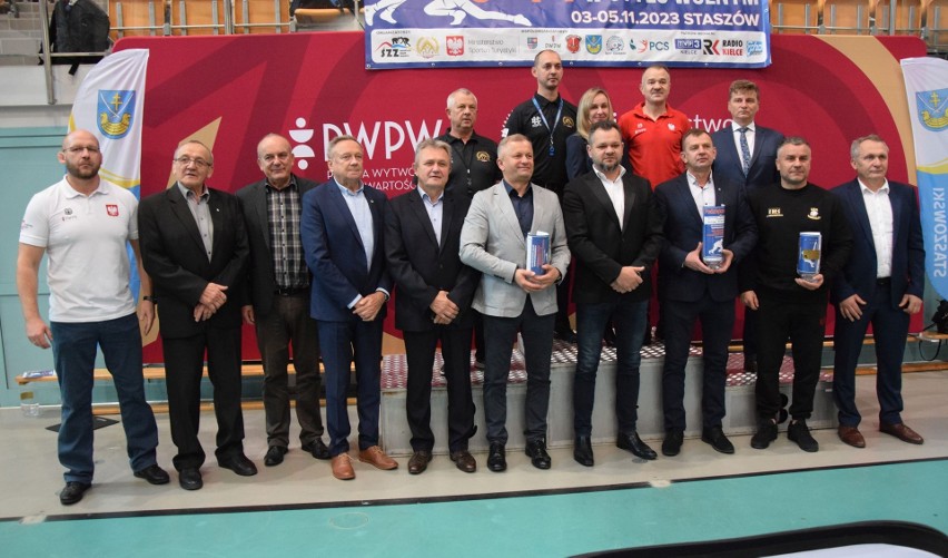 Ponad 200 zawodników rywalizuje w Staszowie w XII Mistrzostwach Polski Młodzików w zapasach w stylu wolnym. Zobacz zdjęcia z zawodów