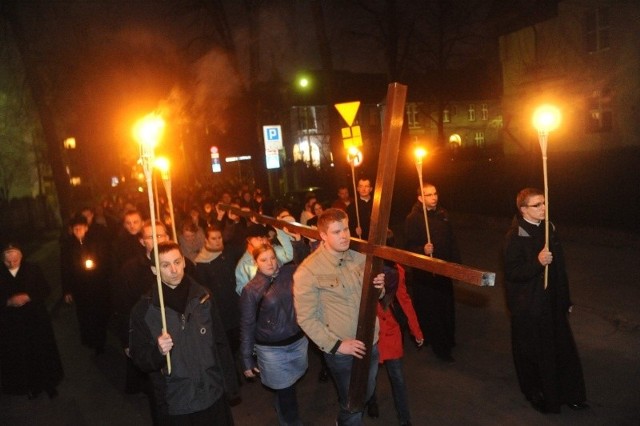 Krzyż nieśli na przemian studenci różnych lat i kierunków.