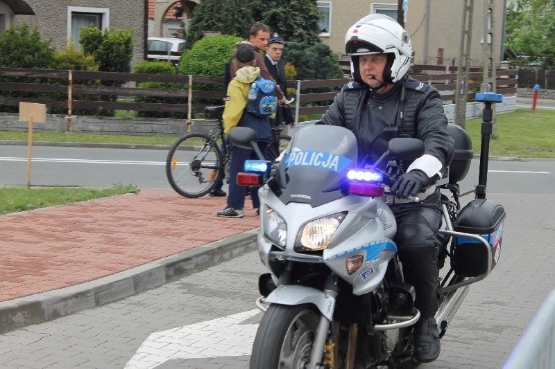 Biegaczy pilotował Sławomir Matusiak z komendy policji w...