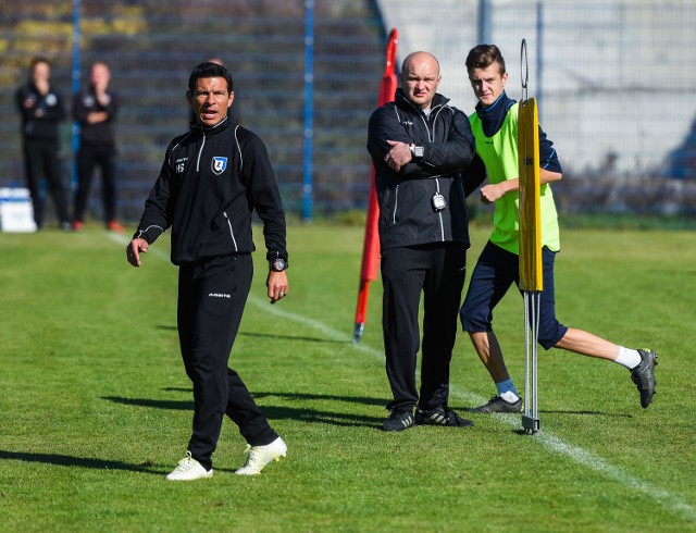 Maciej Bartoszek (drugi z prawej) oraz jego asystent Hermes (z przodu) na pierwszym treningu z piłkarzami Zawiszy (tu Maciej Kona).