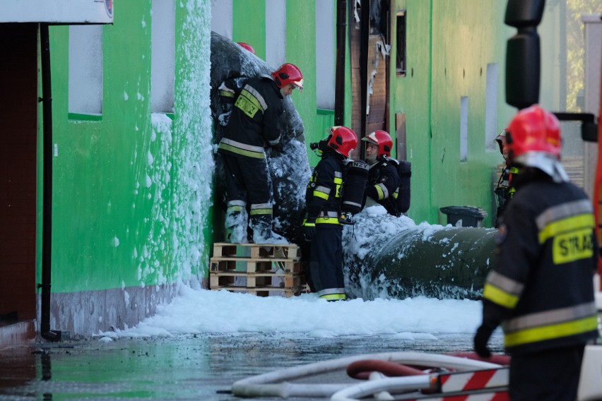 Duży pożar wybuchł w Poznaniu przy ul. Karpia. Pali się...