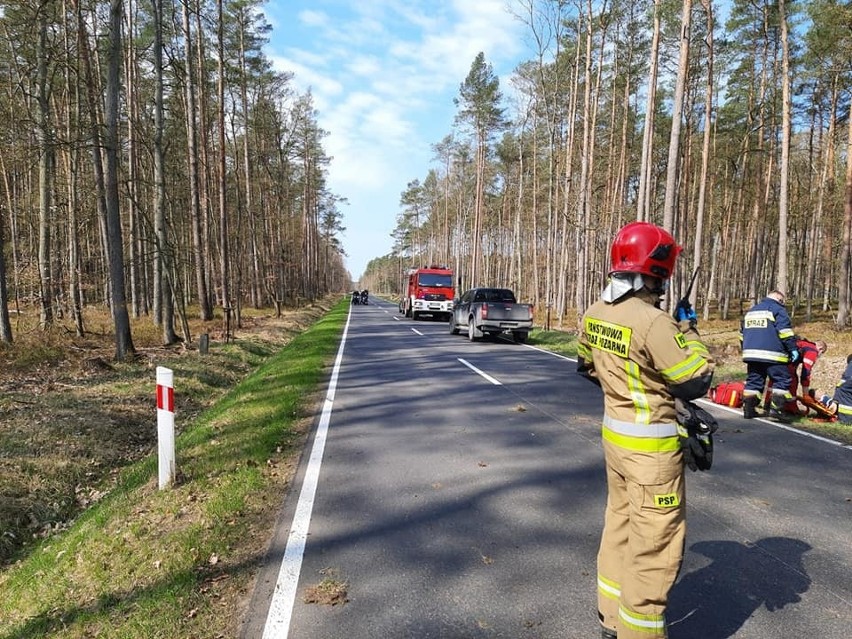 Dachowanie pod Trzebieżą. Rannego kierowcę ratowała załoga lotniczego pogotowia ratunkowego  