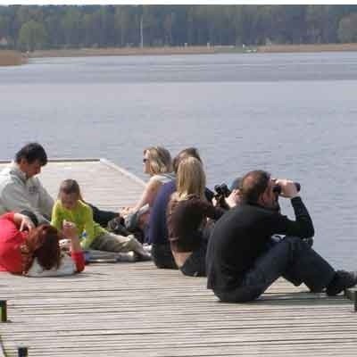 Choć do wakacji jeszcze sporo czasu, to dzięki sprzyjającej aurze, goście nad Jezioro Sławskie zaglądają już od kilku tygodni.