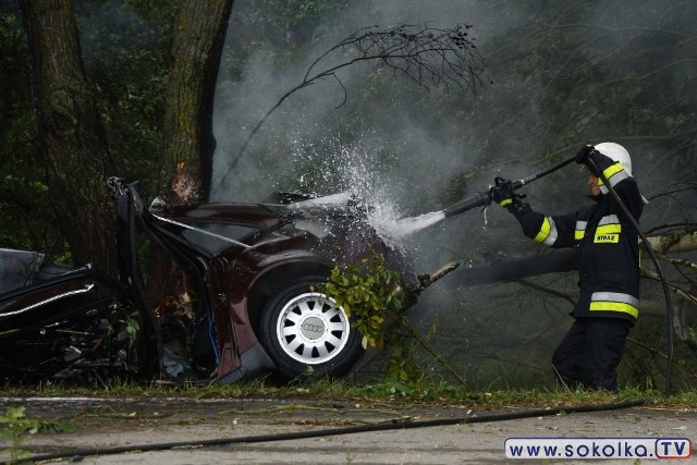 Śmiertelny wypadek w pobliżu miejscowości Malawicze. Kierowca audi uderzył w drzewo. Auto spłonęło z mężczyzną w środku