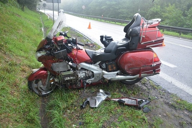 52-letni kierowca motocykla ucierpiał w wypadku w Woli Komborskiej, w powiecie krośnieńskim. Motocyklista stracił panowanie nad pojazdem i uderzył w samochód osobowy.Do wypadku doszło w środę około godz. 14, na drodze krajowej nr 19. Policjanci ustalili, że 52-letni kierujący motocyklem, na mokrej i śliskiej nawierzchni, stracił panowanie nad pojazdem, zjechał na przeciwległy pas ruchu i zderzył się z alfą romeo.Motocyklista z obrażeniami trafił do szpitala w Krośnie. Jego życiu nie zagraża niebezpieczeństwo.