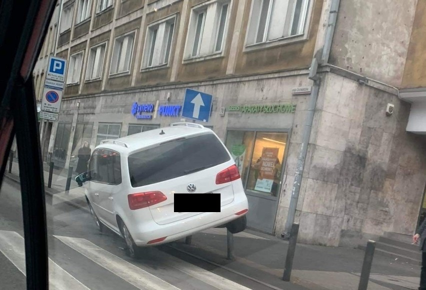 Gdańsk. Zdarzenie na alei Grunwaldzkiej. Tak "zaparkował"...