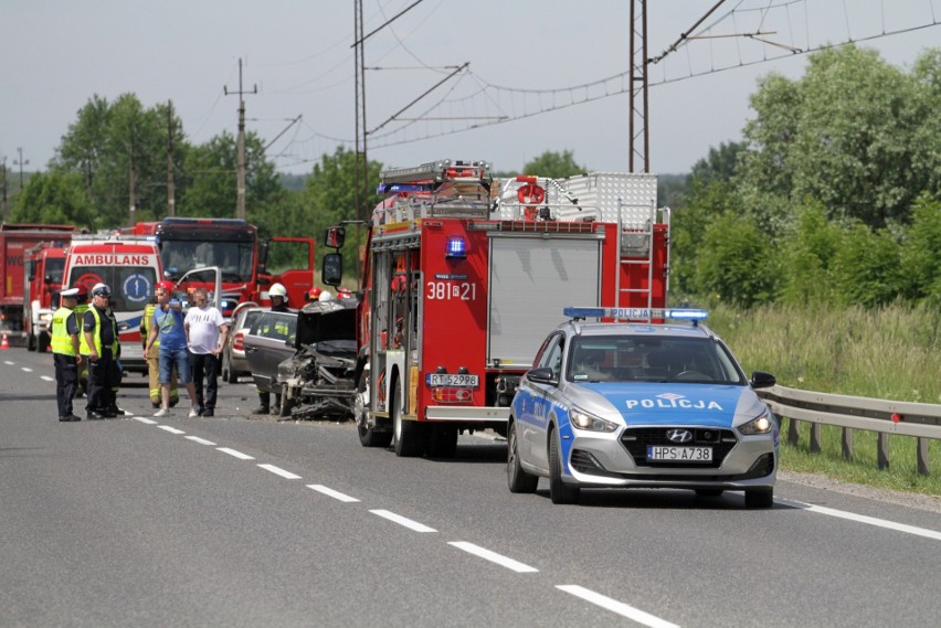 Wypadek w miejscowości Łążek. Krajowa "dziewiątka" była całkowicie zablokowana. Ciężarna kobieta i 7-letnie dziecko ranni