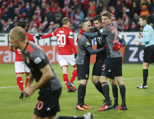 Liga niemiecka. "Lewy" trafił z gry i z wolnego! Bayern wygrał [ZDJĘCIA]