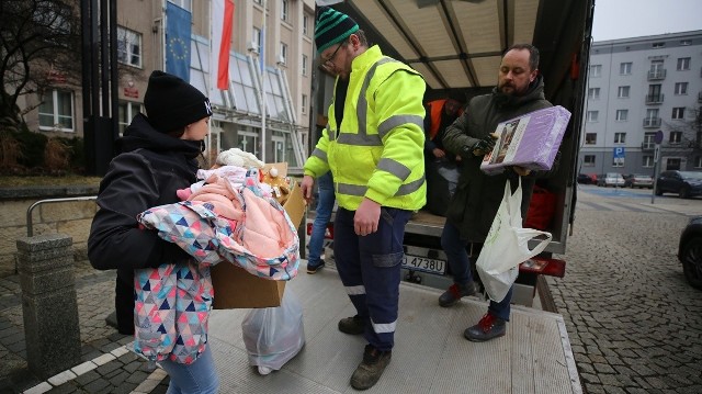 W sobotę mieszkańcy Sosnowca i Zagłębia przynosili potrzebne rzeczy do specjalnej ciężarówki, która stanęła przed urzędem miejskim. Będzie też czekać w niedzielę w godz. 11-13.Zobacz kolejne zdjęcia. Przesuwaj zdjęcia w prawo - naciśnij strzałkę lub przycisk NASTĘPNE