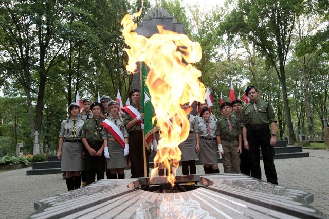 Uroczystość na Cmentarzu Wojskowym przy ulicy 11 Listopada.