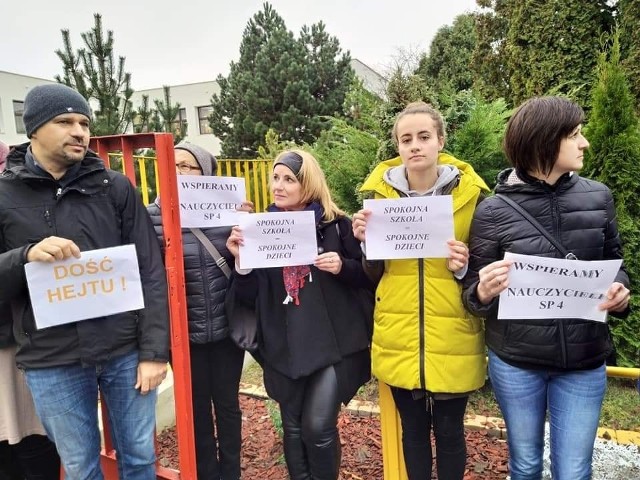 Protest rodziców uczniów ZS nr 4 rozpoczął się w poniedziałek