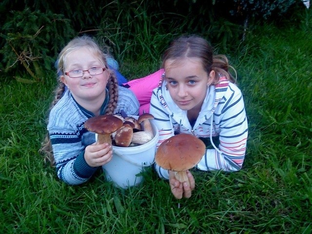 Natalka i Ewa ze swoim zbiorem - koszykiem pełnym grzybów.