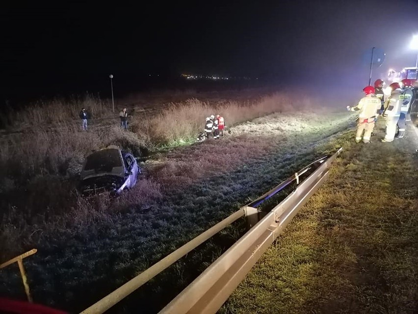 Piaski w pow. świdnickim: Pijany 19-latek dachował na prostej drodze. Kolega, który z nim jechał, też był pod wpływem