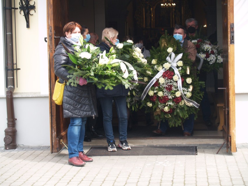 Ostrołęka. Pogrzeb Jana Gałązki. 27.04.2021. Jan Gałązka, nauczyciel, były dyrektor I LO im. gen. J. Bema w Ostrołęce odszedł 21.04.2021