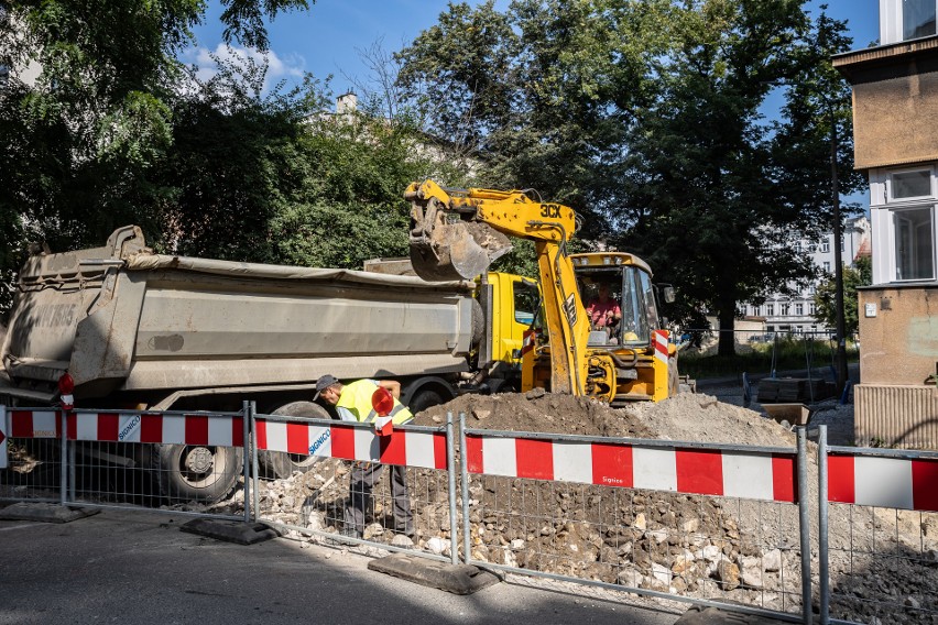 Na placu Biskupim wznowiono prace związane z dokończeniem...