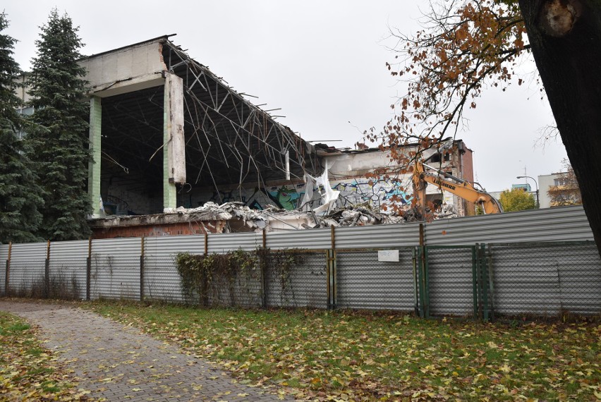 Stary basen w Ostrołęce w rozbiórce. Zobaczcie zdjęcia z wyburzania budynku pływalni
