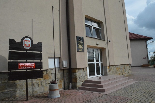 To tu, w Szkole Podstawowej w Raciechowicach ma się mieścić od września br. Przedszkole Samorządowe w Raciechowicach, które dziś ma swoją siedzibę w Czasławiu