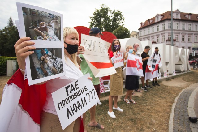 Kilkuosobowa grupa Białorusinów wspierana przez słupszczan demonstrowała dziś w Słupsku w geście solidarności z protestującymi na Białorusi.