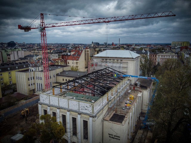 Przebudowa Teatru Polskiego w Bydgoszczy to koszt blisko 40 mln zł. Zakończenie prac planowane jest w przyszłym roku (zdjęcie z kwietnia 2023).