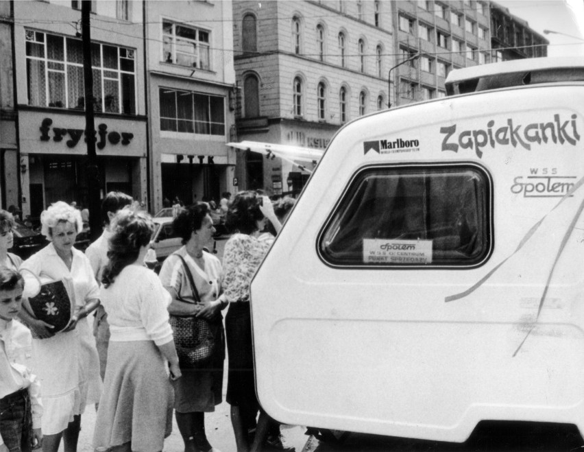 Rok 1986. Pora na lunch. Zapiekanki z przyczepy campingowej...