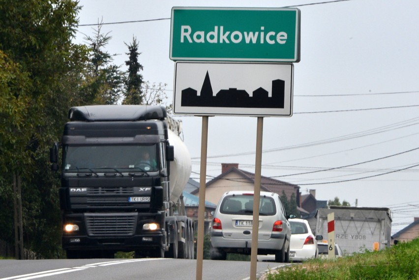 Znów awantura na drodze wojewódzkiej 763. Mieszkańcy Radkowic walczą z tirami. Urzędnicy nie chcą ograniczyć ruchu