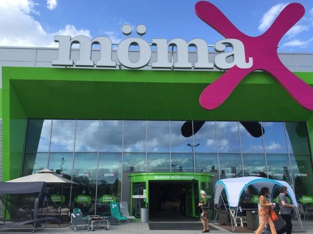 Od połowy lutego w centrum handlowym w Bielanach Wrocławskich działa nowy sklep austriackiej sieci Mömax. To sieć sklepów meblowych oraz z wyposażeniem domu, przez niektórych nazywana żartobliwie austriacką Ikeą. Mömax ma aktualnie 82 sklepów w Austrii, Niemczech, Słowenii, Chorwacji, Rumunii, Bułgarii i na Węgrzech, a od niedawna także pierwszy w Polsce - tuż po Wrocławiem. Z tej okazji przygotowano specjalną ofertę na czas otwarcia. Obowiązuje ona do dziś wieczorem - czyli do 22 lutego do godziny zamknięcia sklepu, czyli do 20. Zobaczcie co można kupić w promocyjnych cenach. Na kolejnych slajdach najnowsza gazetka Mömax.Sklep Mömax otwarto przy ul. Towarowej 3 w Bielanach Wrocławskich, obok marketu Jula.By zobaczyć promocje przejdź do kolejnych slajdów przy pomocy strzałek lub gestów na telefonie komórkowym.