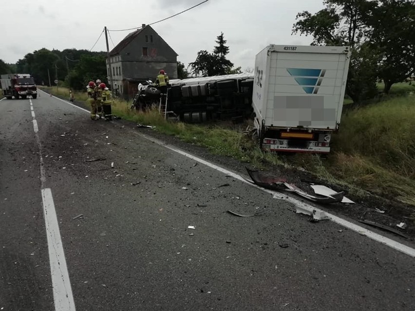 Czołowe zderzenie ciężarówki z samochodem osobowym na DK94. Jedna osoba nie żyje 