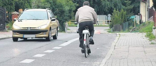 Ulica Chodkiewicza. Rowerzysta porusza się kontrapasem we właściwym kierunku.