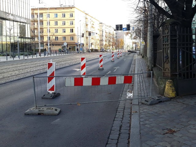 Budowa ścieżek rowerowych na ulicy Małachowskiego we Wrocławiu.