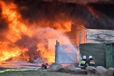 Wielki pożar zakładu przetwarzającego tworzywa sztuczne w Broniewicach [zdjęcia]