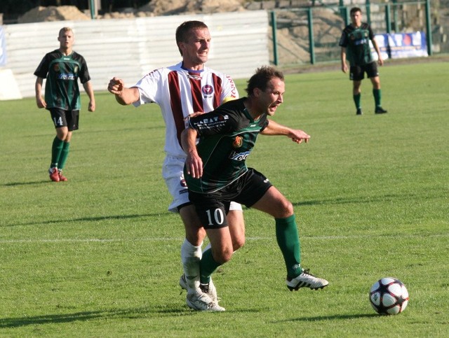 Piłkarze Stali Stalowa Wola (z piłką Kamil Walaszczyk) przegrywają z Okocimskim w Brzesku 0:1.