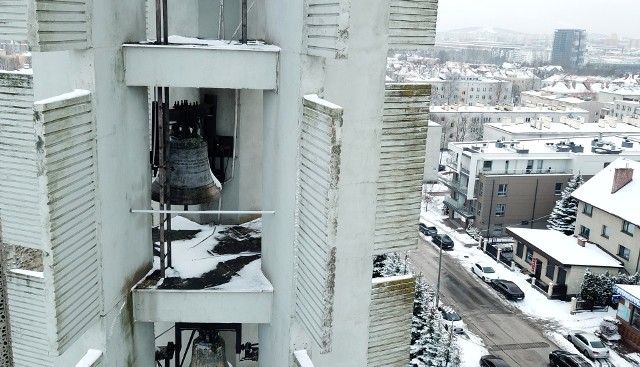 Osobom mieszkającym blisko Parafii Św. Józefa Robotnika przy ulicy Turystycznej w Kielcach  bardzo przeszkadza  donośne bicie kościelnych dzwonów.