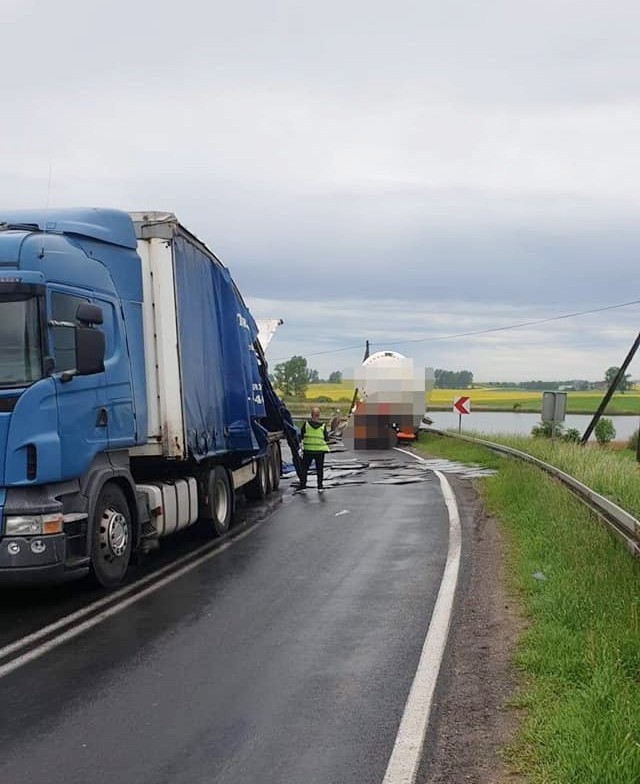 Kolizja cysterny z pojazdem ciężarowym na DK25 w Mąkowarsku [zdjęcia]