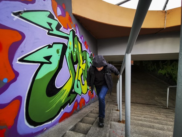 Brudne, często cuchnące uryną, a do tego niebezpieczne - takie skargi płyną na podziemne tunele na Skarpie, pod Szosą Lubicką. Najbardziej boją się kobiety i dzieci, zaczepiane przez podpitych mężczyzn. W sprawie tych "tuneli strachu", jak nazwaliśmy je na łamach "Nowości", miejski radny Bartłomiej Jóźwiak (KO) interweniował u prezydenta Torunia dwa razy.Czytaj więcej na kolejnych stronach >>>>Tekst: Małgorzata Oberlan