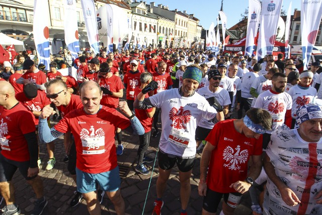 Bieg Niepodległości i wielka flaga Polski na Rynku w Rzeszowie.