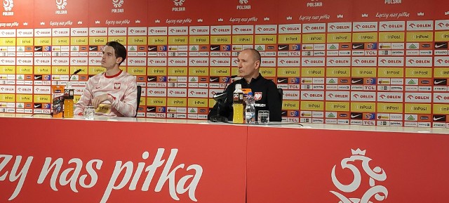 Jakub Kamiński i trener Adam Majewski na konferencji prasowej na Stadionie Śląskim