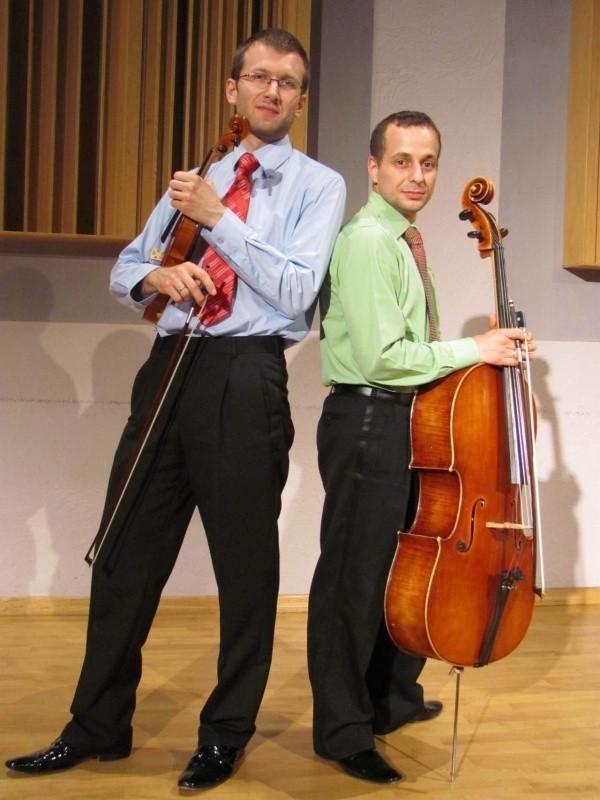 Duet założyli dwaj koledzy jeszcze ze szkolnej ławy z odległego Bielska-Białej: wiolonczelista Grzegorz Vytlacil (na zdjęciu z lewej) i skrzypek Paweł Polak (z prawej), który jest także autorem aranżacji