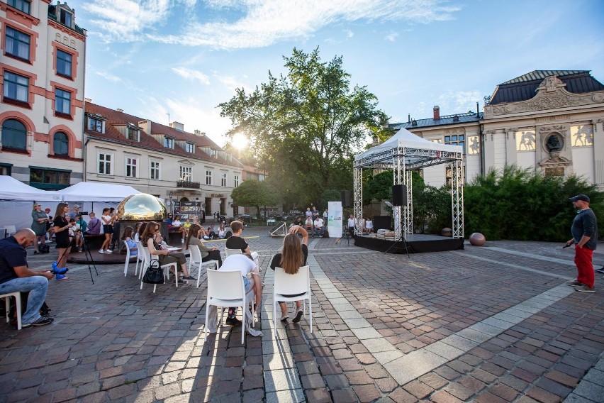 4000 prac plastycznych i literackich przedstawiających...