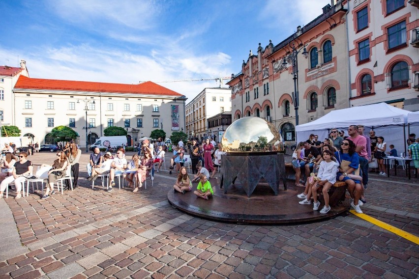 4000 prac plastycznych i literackich przedstawiających...