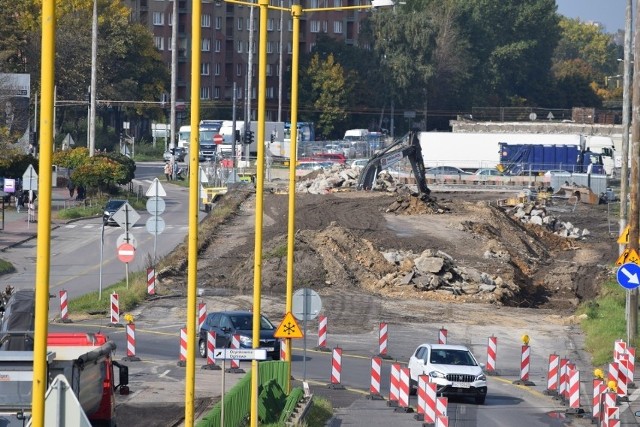 Prace przy przebudowie DK 91 na początku realizowało konsorcjum firm Nowak-Mosty, Drog-Bud, Firesta Fiser. Ostatecznie jednak miasto zerwało umowę z wykonawcą