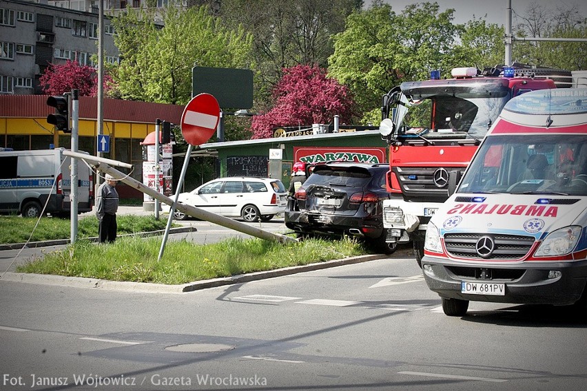 Wrocław: Wypadek Porsche na rondzie Żołnierzy Wyklętych (ZDJĘCIA)