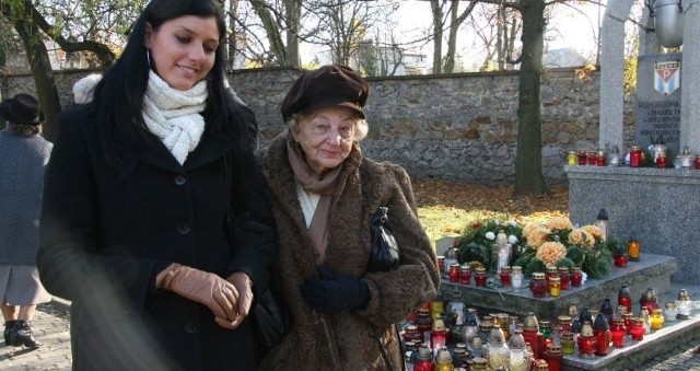 Przy mogile osób pomordowanych w obozach hitlerowskich świeczkę zapaliła pani Krystyna z wnuczką Karoliną.