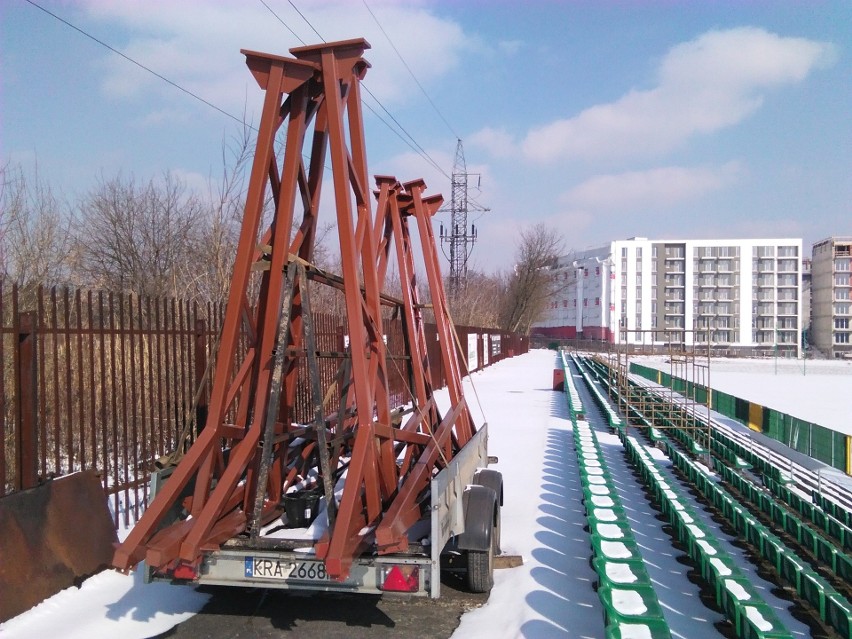 Na stadion Garbarni przywieziono konstrukcję zadaszenia, ale...