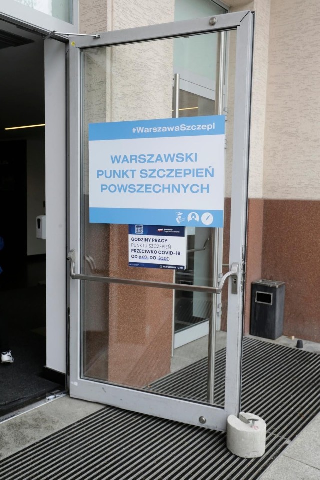 Coraz więcej osób na świecie jest już w pełni zaszczepionych. Pomimo że przyjęcie dwóch dawek preparatu zapewnia wysoki poziom odporności na ciężki przebieg COVID-19, to wciąż można zachorować. Jaki jest przebieg choroby u zaszczepionych na koronawirusa? Oto najważniejsze informacje, które warto wiedzieć!WIĘCEJ NA KOLEJNYCH STRONACH>>>