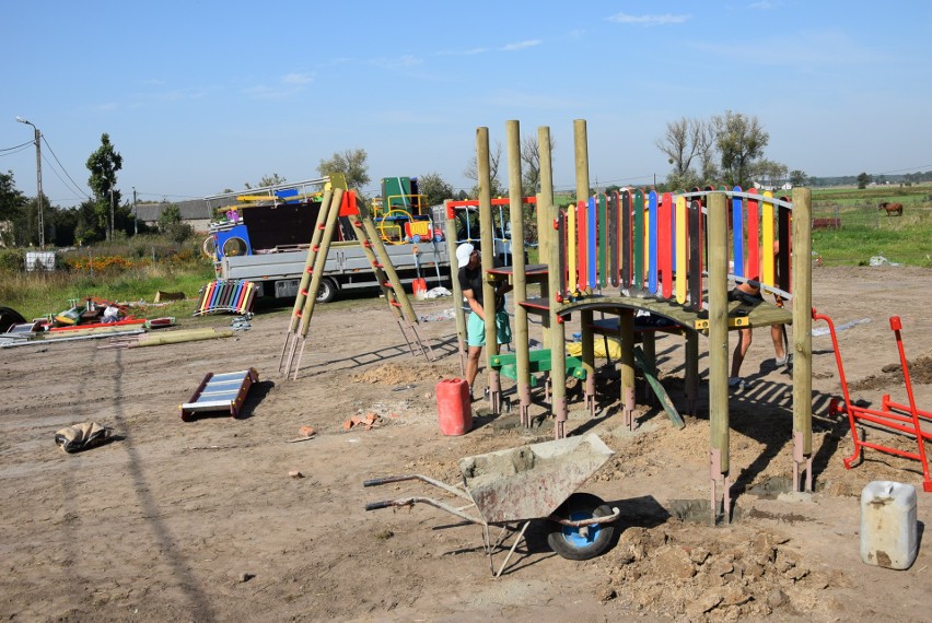 Dla przedszkola i szkoły w Gronowie powstał także plac zabaw...