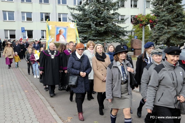 16 października święty Jan Paweł II został patronem Staszowa. Uroczystości nadania patronatu rozpoczęły się od sesji Rady Miejskiej, a następnie przeniosły się do Sanktuarium Jana Pawła II. W wydarzeniu uczestniczyło wielu mieszkańców oraz przedstawiciele władz samorządowych i państwowych.Na kolejnych slajdach zobaczycie całkowicie nowe zdjęcia z uroczystości>>>CZYTAJ TAKŻE: Wyjątkowa uroczystość w Staszowie. Jan Paweł II został patronem miasta