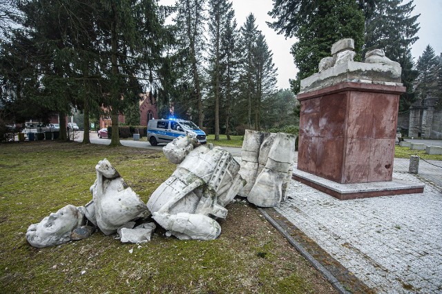 W środę rano policja w Koszalinie została powiadomiona przez pracowników zarządcy komunalnego cmentarza o tym, że doszło tam do zdewastowania pomnika Zwycięskiej Armii Radzieckiej. Dzień później sprawca usłyszał zarzut.