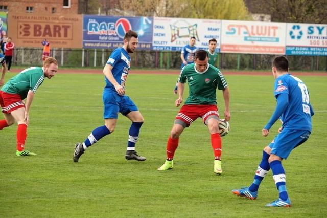 Szlagier 17. kolejki czwartej ligi rozegrano w Izbicy Kujawskiej. Stawką rywalizacji było wicemistrzostwo I rundy rozgrywek.